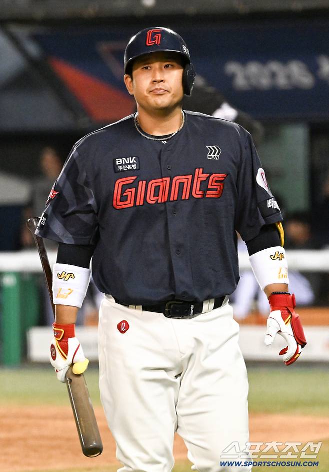 16일 잠실구장에서 열린 LG와 롯데의 경기. 롯데 유강남이 숨을 고르고 있다. 잠실=박재만 기자 pjm@sportschosun.com/2026.04.16/