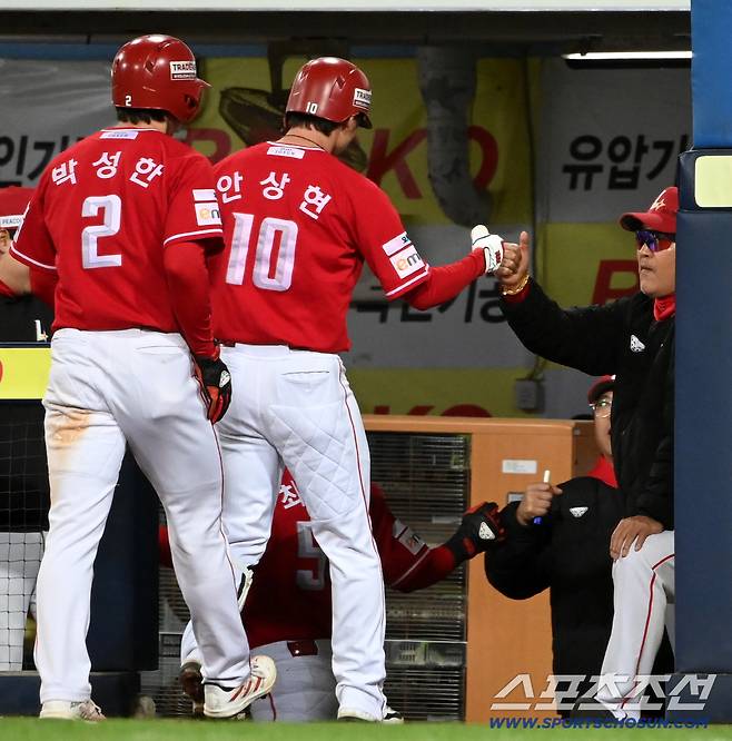 23일 대구삼성라이온즈파크에서 열린 SSG와 삼성의 경기. 9회초 2사 1,3루 안상현이 3점홈런을 치고 이숭용 감독의 환영을 받고 있다. 대구=허상욱 기자wook@sportschosun.com/2026.04.23/