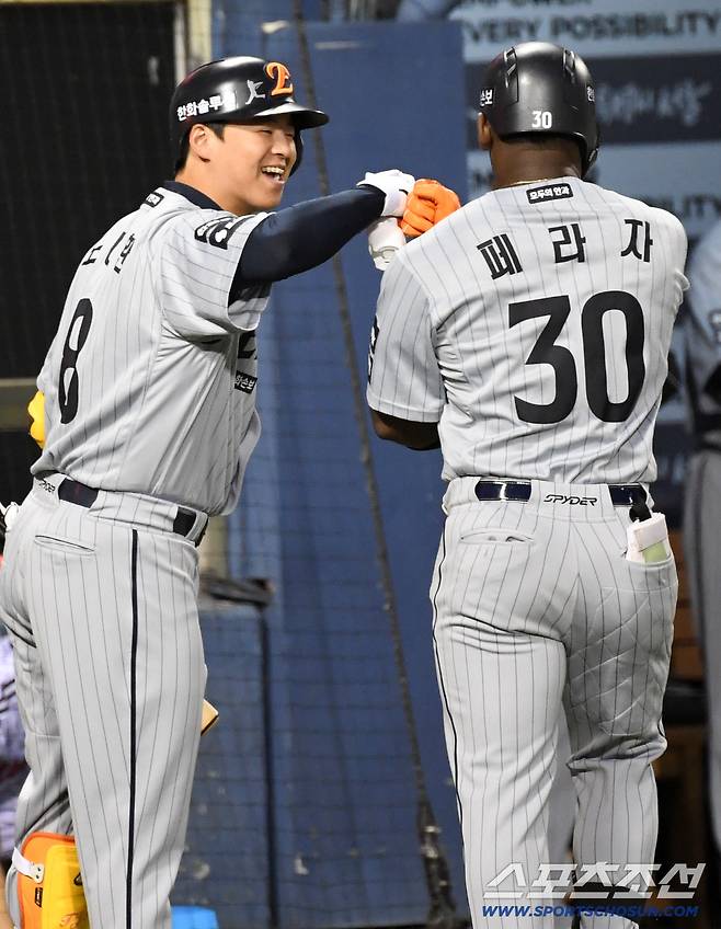 23일 잠실구장에서 열린 LG와 한화의 경기. 4회초 한화 노시환이 솔로포를 터뜨린 페라자를 반기고 있다. 잠실=박재만 기자 pjm@sportschosun.com/2026.04.23/