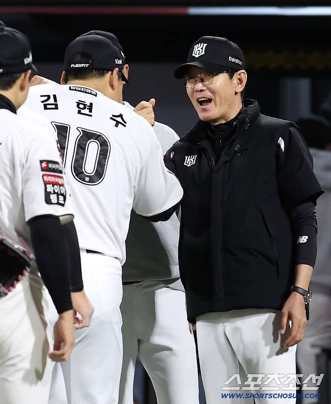 경기 종료 후 승리의 기쁨을 나누고 있는 KT 김현수, 이강철 감독. 수원=송정헌 기자songs@sportschosun.com/2026.04.23/