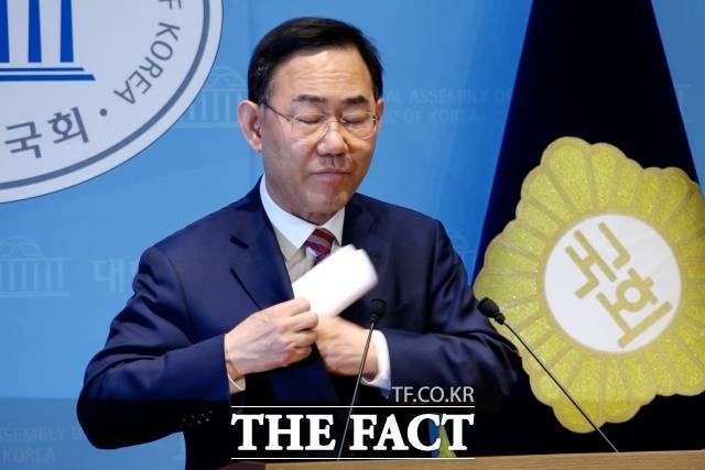 국민의힘 대구시장 후보 공천신청을 했다가 컷오프(배제)된 주호영 국회 부의장이 23일 오후 국회 소통관에서 대구시장 선거 불출마 기자회견을 하기 전 준비된 기자회견문을 꺼내고 있다. /국회의사당=김기범 기자
