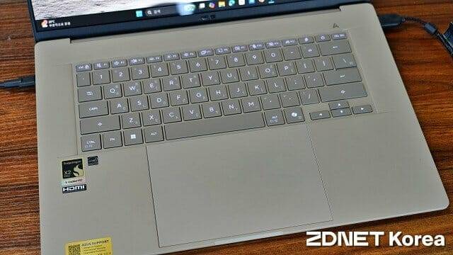 풀사이즈 키보드와 각종 제어 기능을 탑재한 대형 터치패드를 적용했다. (사진=지디넷코리아)