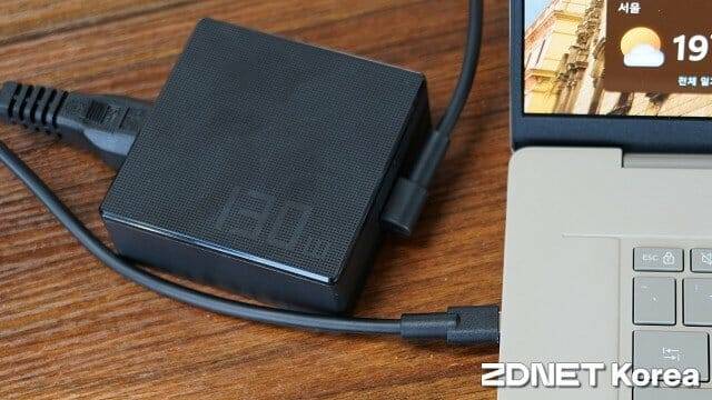 젠북 A16은 30W(20V×6.5A) 어댑터를 기본 제공한다. (사진=지디넷코리아)