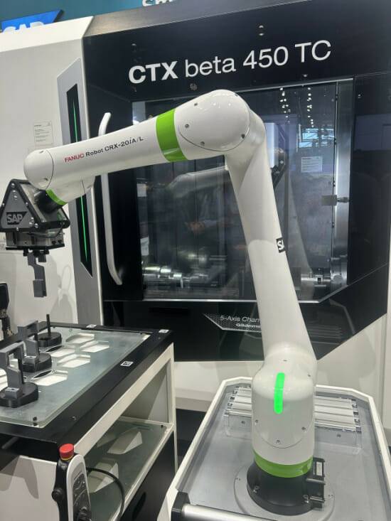 로봇암이 상품 피킹 작업을 하고 있다. (사진=SAP)