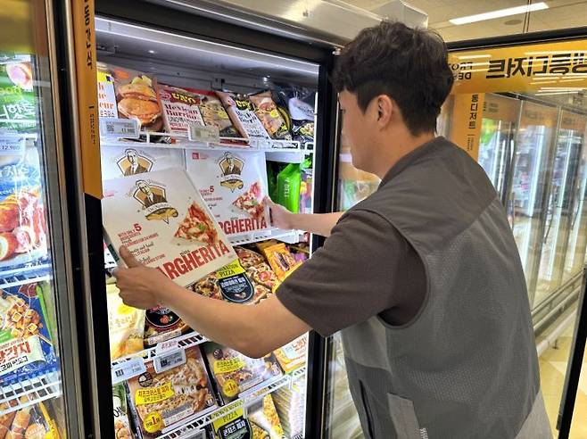 이마트 관계자가 이탈리아 나폴리 3대 맛집으로 꼽히는 '다미켈레'의 마르게리타 피자를 진열하고 있다. 이마트 제공