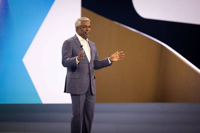 22일(현지시간) 미국에서 열린 '구글 클라우드 넥스트 2026'에서 기조연설 중인 토마스 쿠리안 구글 클라우드 CEO. 구글 클라우드.