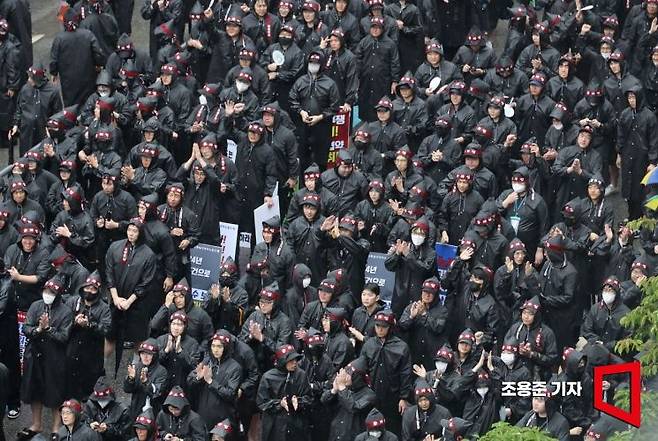 삼성전자 최대 노조인 전국삼성전자노동조합이 사흘간 총파업을 선언한 2024년 7월8일 경기도 화성 삼성전자화성사업장 정문앞에서 열린 총파업결의대회에서 노조원들이 구호를 외치고 있다. 사진=조용준 기자 jun21@