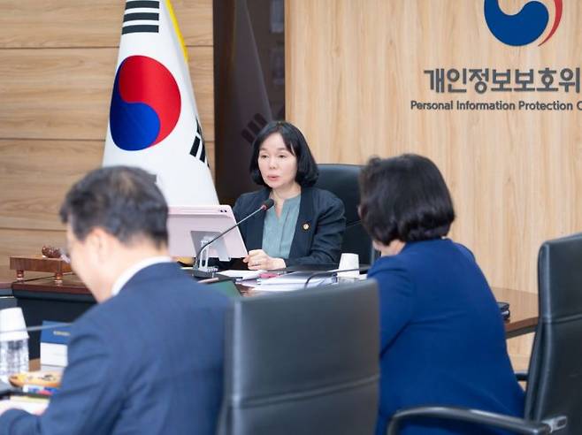 송경희 개인정보보호위원장이  22일 오후 정부서울청사에서 열린 2026년 제7회 개인정보보호위원회 전체회의에서 모두발언을 하고 있다. 개인정보위 제공