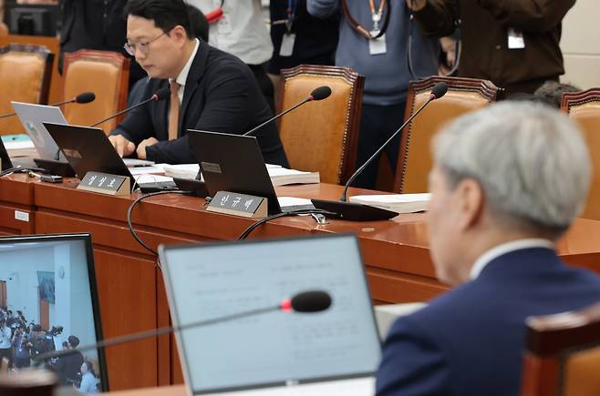 신현송 한국은행 총재 후보자가 지난 15일 서울 여의도 국회 재정경제기획위원회에서 열린 인사청문회에서 의원 질의에 답하고 있는 가운데 개혁신당 천하람 원내대표 옆으로 정성호 법무부 장관, 안규백 국방부 장관의 자리에 명패가 보이고 있다. /남강호 기자