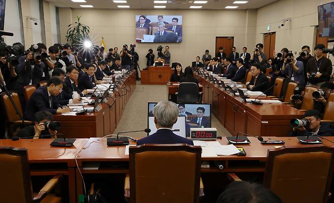 지난 15일 서울 여의도 국회 재정경제기획위원회에서 열린 신현송 한국은행 총재 후보자의 인사청문회. 오른쪽 비어있는 정성호 법무부 장관, 안규백 국방부 장관의 자리가 눈에 띄고 있다. /남강호 기자