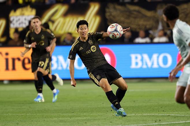 손흥민(가운데)가 23일 콜로라도와 벌인 MLS 정규리그 홈 경기에서 동료에게 패스를 하고 있다. /Imagn Images 연합뉴스