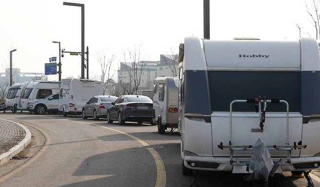 신종 코로나바이러스 감염증(코로나19)의 장기화로 캠핑 인구가 빠르게 늘면서 캠핑 카라반의 불법 주정차 문제가 계속해서 늘어나고 있는 가운데 15일 오후 경기 화성 동탄신도시의 한 거리에 캠핑 카라반들이 황색실선 위에 불법 주정차 되어 있다. 2022.3.15/뉴스1
