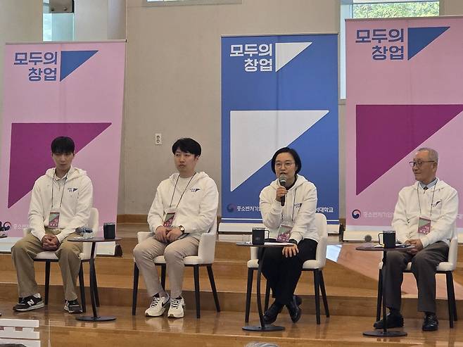 지난 22일 한성숙 중소벤처기업부 장관이 호서대 아산캠퍼스에서 대학생들과 토크 콘서트를 하고 있다. 윤평호 기자