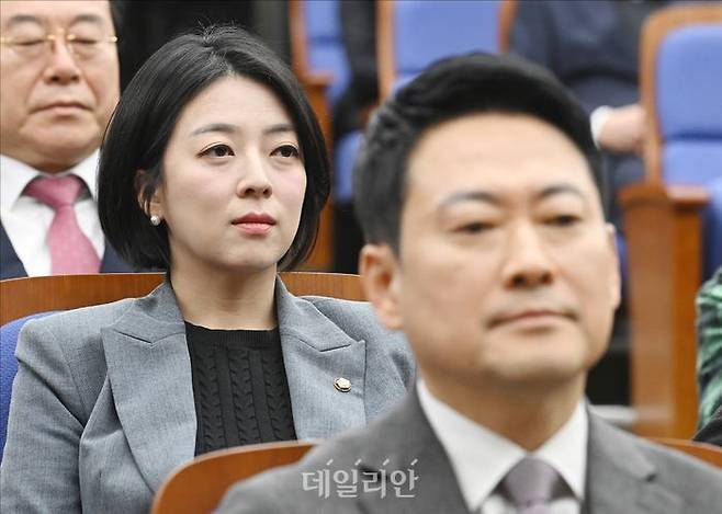 국민의힘 장동혁 대표와 배현진 의원이 지난 2월 23일 서울 여의도 국회에서 열린 국민의힘 의원총회에 참석하고 있다. ⓒ데일리안 홍금표 기자