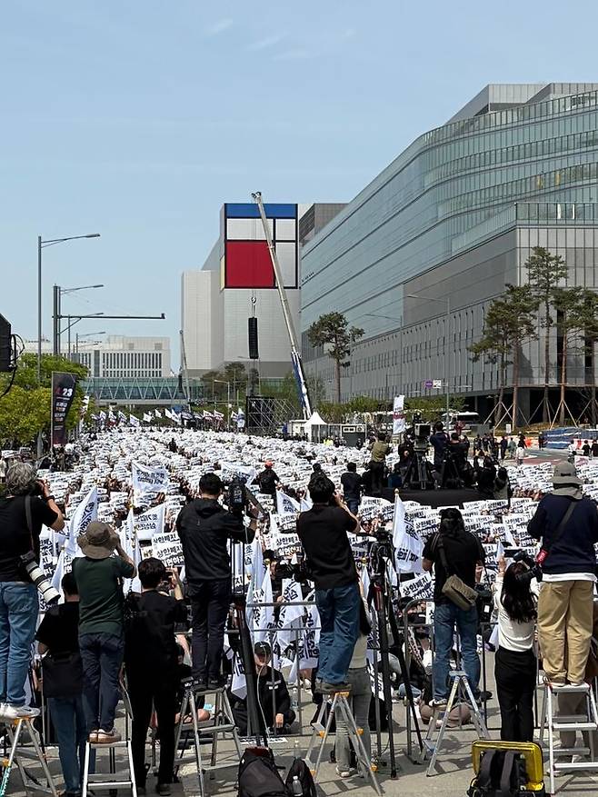 23일 경기도 평택시 삼성전자 평택캠퍼스 앞에서 삼성전자 노동조합 공동투쟁본부의 '투명하게 바꾸고, 상한폐지 실현하자-4/23 투쟁 결의대회'가 열리고 있다.ⓒ데일리안 정인혁 기자