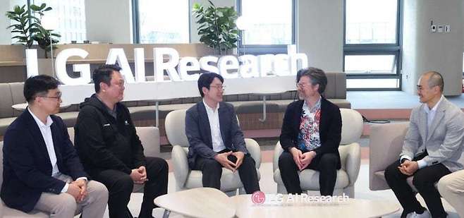 21일 서울 마곡 LG AI연구원에서 (왼쪽부터)이진식 LG AI연구원 엑사원랩장, 김유철 LG AI연구원 전략부문장, 임우형 LG AI연구원 공동 연구원장, 브라이언 카탄자로 엔비디아 응용연구 총괄 부사장, 정소영 엔비디아 코리아 대표가 만나 기술 동맹을 강화하기로 했다. LG제공