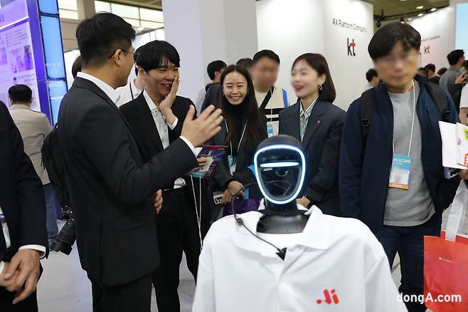 롯데이노베이트의 부스에 이세돌 울산과학기술원 특임교수가 방문했다. 롯데이노베이트 제공