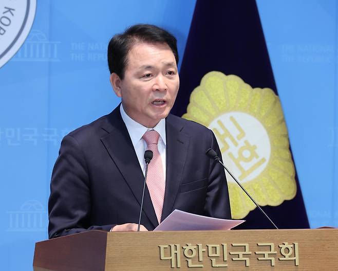 성일종 국회 국방위원회 위원장이 21일 오전 서울 여의도 국회 소통관에서 정동영 통일부 장관의 대북 기밀 정보 유출 논란과 관련해 사퇴를 촉구하고 있다.  앞서 정 장관은 지난 3월 국회에서 미국이 수집해 한국 정부에 공유한 ‘제3의 북한 핵시설 소재지’ 대북 기밀 정보를 공개 언급했다. 이에 대해 미국 측은 다양한 경로로 강력하게 항의하며 대북 위성 정보 일부를 제한한 것으로 알려졌다. 뉴시스