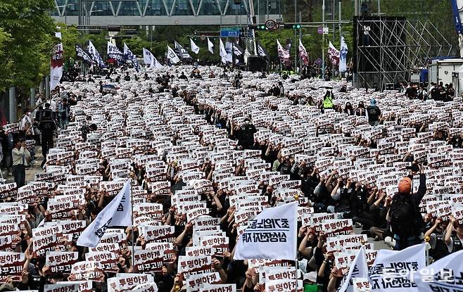 삼성전자 노동조합 공동투쟁본부가 23일 오후 경기 평택시 삼성전자 평택캠퍼스 사무복합동 인근에서 ‘4·23 투쟁 결의대회’를 개최하고 있다. 양회성 기자 yohan@donga.com