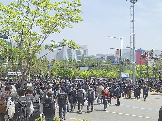 23일 삼성전자 노동조합 공동투쟁본부(이하 노조) 대규모 결의대회가 열리는 평택캠퍼스 일대에 노조원들이 집결하고 있다. 뉴스1