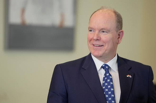 2026년 4월 21일 화요일, 그리스 국기 문양의 넥타이를 맨 모나코의 알베르 2세 국왕이 아테네 시청에서 열린 ‘아테네 시 금메달’ 수여식 도중 제스처를 취하고 있다. AP/뉴시스