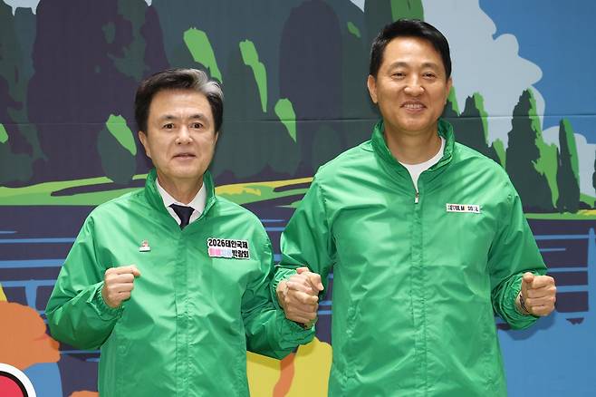 오세훈 서울시장(오른쪽)과 김태흠 충청남도지사가 22일 오후 서울시청에서 열린 2026서울국제정원박람회와 태안국제원예치유박람회 상호협력 기자설명회에서 기념촬영을 하고 있다.  2026.4.22/뉴스1