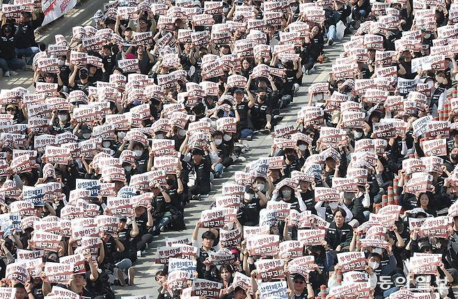 23일 경기 평택시 고덕동 삼성전자 평택캠퍼스에서 열린 삼성전자 노동조합 공동투쟁본부 ‘4·23 투쟁 결의대회’에서 조합원들이 구호를 외치고 있다. 사진공동취재단 양회성 yohan@donga.com