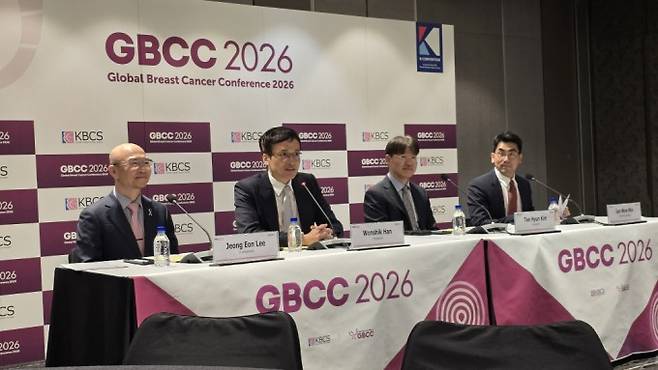 23일 그랜드 워커힐 서울에서 세계유방암학술대회 2026 및 한국유방암학회 학술대회(GBCC 2026)가 열리고 있다, 왼쪽부터&nbsp;이정언 삼성서울병원 교수, 한원식 서울대병원 교수, 김태현 부산백병원 교수, 민준원 단국대병원 교수. 문세영 기자