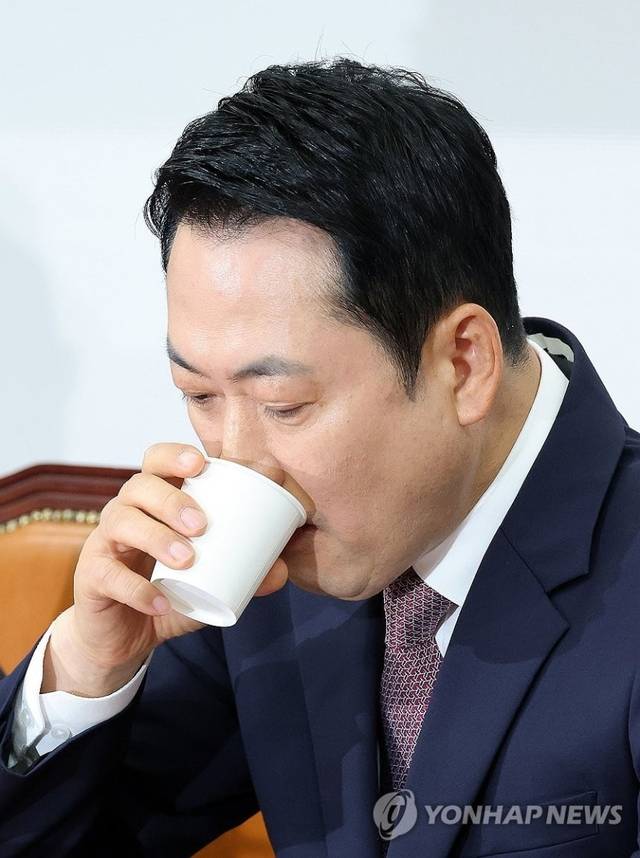 국민의힘 장동혁 대표가 23일 국회에서 열린 최고위원회의에서 모두발언을 마친 뒤 물을 마시고 있다. 연합뉴스