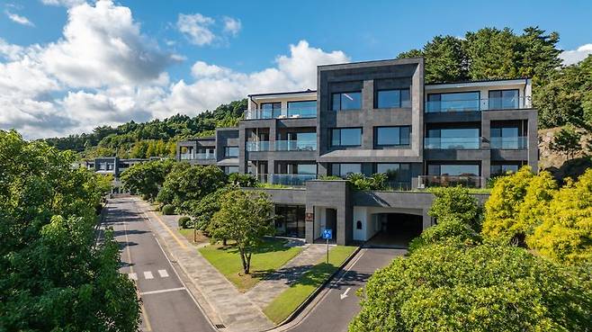 빌 벤슬리가 설계한 오레브리조트 외관