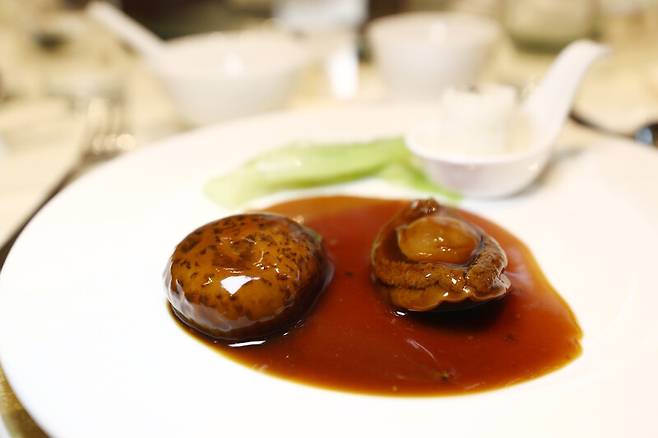 홍콩 ‘전복의 왕’으로 알려진 영쿤얏이 개발한 전복조림. 그가 설립한 ‘포럼 레스토랑’에서 맛볼 수 있다. 박미향 기자