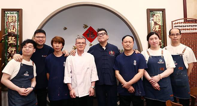 ‘드래곤스 덴’의 맛을 책임지는 주방 사람들. 박미향 기자