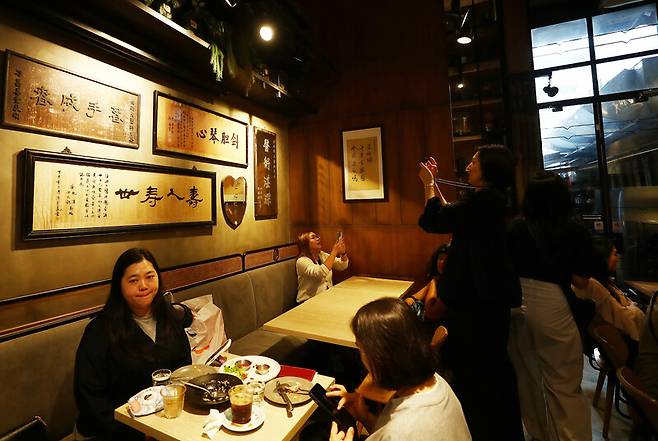 구룡시티에 있는 카페 ‘타이우탕’. 한약방을 카페로 개조해 만들었다. 박미향 기자