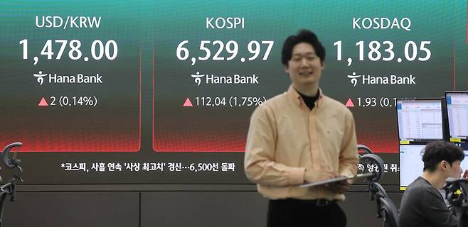 코스피가 장중 6500을 돌파한 23일 서울 중구 하나은행 딜링룸에서 직원들이 업무를 보고 있다. 연합뉴스
