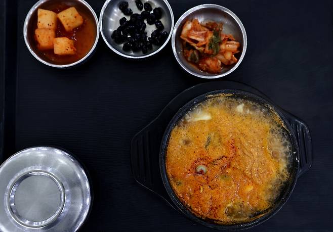 2026년 3월24일 경기도 용인시 기흥구 공세동에 위치한 경부고속도로 부산 방향 기흥휴게소 푸드코트에서 파는 순두부. 용인(경기)=이종근 선임기자 root2@hani.co.kr