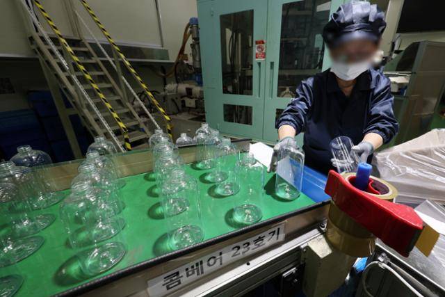 미국·이스라엘과 이란 간 전쟁의 여파로 나프타 수급 문제가 불거진 가운데 10일 경기 부천의 한 플라스틱 사출 업체에서 플라스틱 용기가 생산되고 있다. 뉴시스