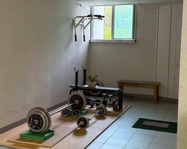 21일 온라인 커뮤니티 '보배드림'에 올라온 한 아파트 내 복도의 사진. 작성자는 "이웃이 아파트 공용 현관을 개인 헬스장으로 개조해 사용하고 있다"고 주장했다. 보배드림 캡처