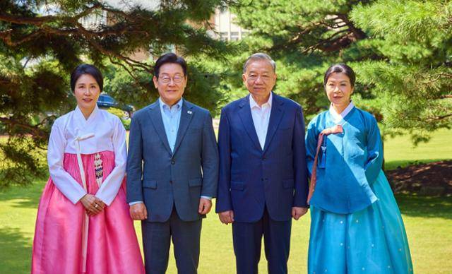 이재명 대통령과 김혜경 여사가 지난해 8월 12일 청와대 상춘재에서 국빈 방한한 또 럼 베트남 당서기장과 응오 프엉 리 여사와 함께 기념촬영을 하고 있다. 청와대 제공