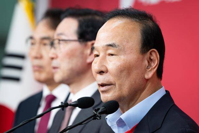 박덕흠(오른쪽) 국민의힘 공천관리위원장이 17일 서울 여의도 중앙당사에서 경선 결과를 발표하고 있다. 국민의힘 공관위는 이날 대구시장 본경선에 유영하·추경호 후보(가나다순), 충북지사 본경선에 윤갑근 후보와 김영환 지사가 진출한다고 밝혔다. 뉴스1