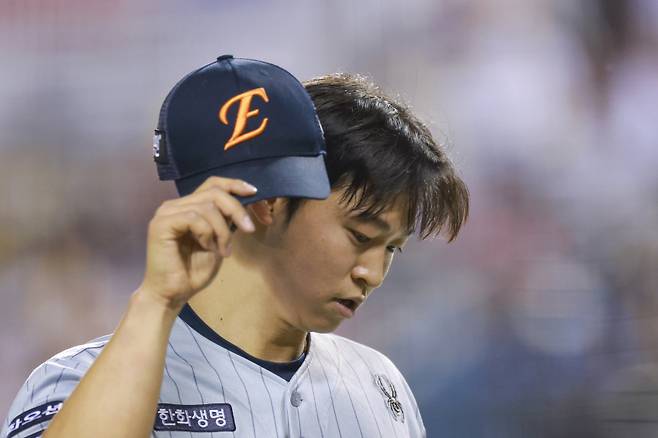 <yonhap photo-5703="">26일 서울 잠실야구장에서 열린 프로야구 2025 신한 SOL 뱅크 KBO리그 한화 이글스와 LG 트윈스의 경기. 5회말 2사 2루 한화 선발 투수 엄상백이 LG 문보경 타석 때 이태양과 교체되고 있다. <저작권자 ⓒ 1980~2025 ㈜연합뉴스. 무단 전재 재배포 금지, AI 학습 및 활용 금지></yonhap>