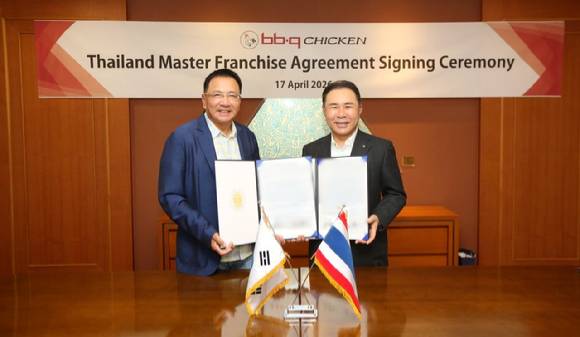 BBQ가 태국 현지 기업과 마스터프랜차이즈(MF) 계약을 체결하고 동남아권 시장 확대에 본격적으로 나선다.윤홍근(오른쪽) 제너시스BBQ 그룹 회장과 현지 파트너사 대표. [사진=BBQ]