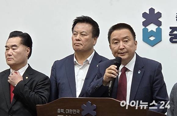 김영환(오른쪽) 충북지사가 23일 도청에서 연 출마 기자회견에서 취재진 질문에 답을 하고 있다. [사진=이용민 기자]