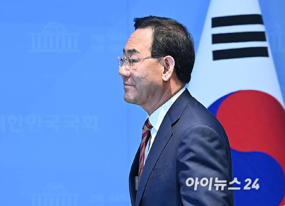 6·3 지방선거 국민의힘 대구시장 경선에서 컷오프(공천 배제)된 주호영 의원이 23일 서울 여의도 국회 소통관에서 불출마 기자회견을 마친 뒤 회견장을 나서고 있다. [사진=곽영래 기자]