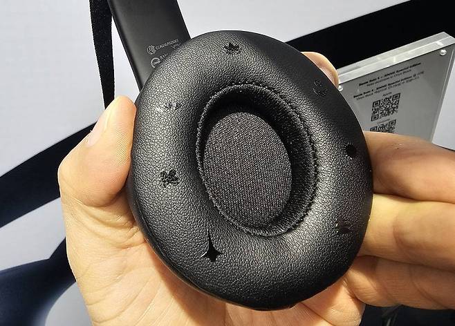 이어 쿠션에 제니의 스타일을 상징하는 심볼을 새겼다 / 출처=IT동아