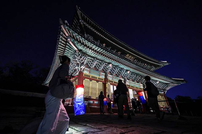 ‘창덕궁 달빛기행’ 프로그램이 진행 중인 서울 종로구 창덕궁에서 참가자들이 청사초롱 형태의 휴대 조명을 들고 인정전을 관람하는 모습. 김경록 기자