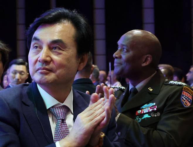 안규백 국방부 장관과 제이비어 브런슨 주한 미군 군사령관. 뉴시스