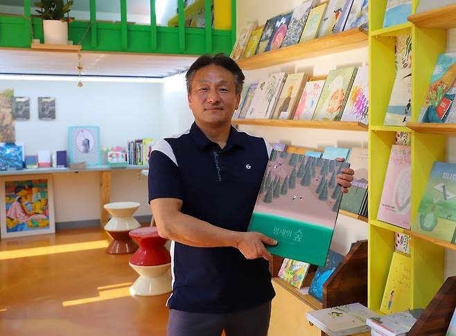 마을 서점지기들은 손님에게 자신있게 책을 권한다. 그림책 전문 '책방 고릴라'의 김성렬 대표.