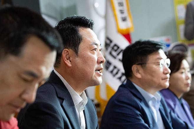 장동혁 국민의힘 대표가 22일 강원 양양군 수산리어촌마을회관에서 열린 '강원이 올라갈 시간, 내 삶이 특별해지는 약속' 마을회관 현장 공약 발표에서 인사말 및 공약을 발표하고 있다. 뉴스1