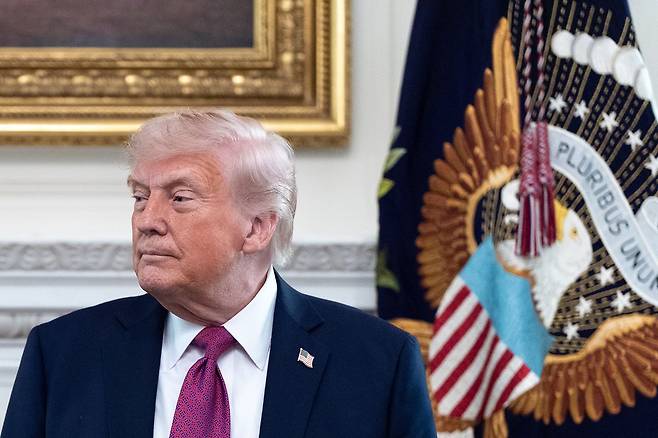 도널드 트럼프 미국 대통령이 21일(현지시간) 백악관에서 진행된 NCAA 전국 챔피언 기념 행사에서 연설을 마친 뒤 자리를 떠나고 있다. AP=연합뉴스