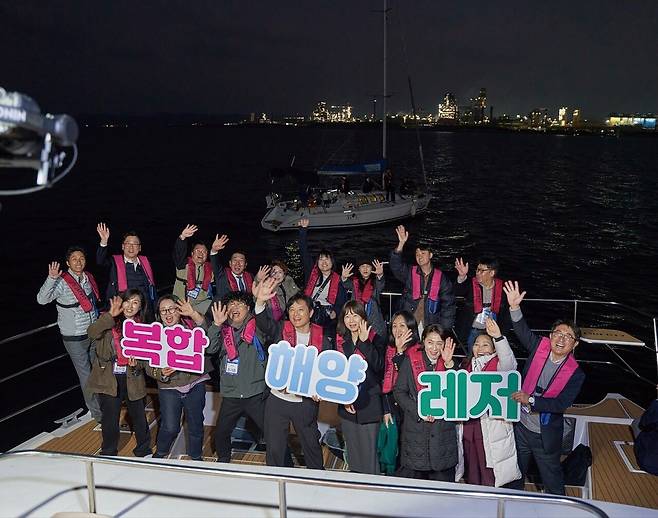 2025년 포항시가 주최한 복합해양레저관광 정책 팸투어에 기업, 투자사, 호텔 등 유관 기관 관계자들이 다수 참여했다. 멀리 포스코 야경이 펼쳐진다. [사진 포항시]